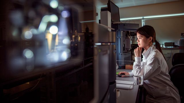 Scientist analyzing data in a lab focused on advanced research in cell therapy. 